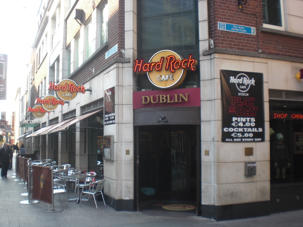 The significance of rare memorabilia in contributing to the success of Hard Rock Cafe